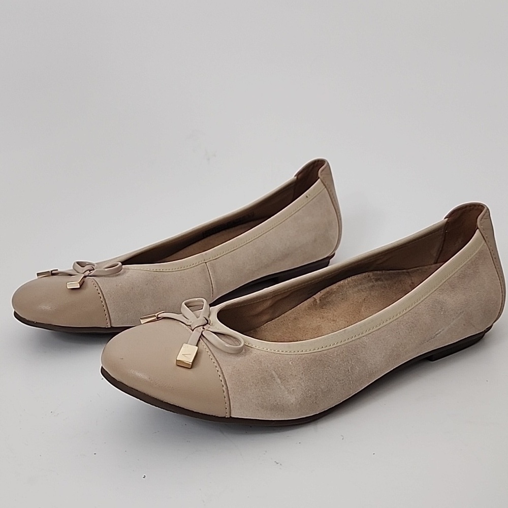 Vionic Minna Ballet Flat Beige Suede with Leather Toe and Heel Size 6